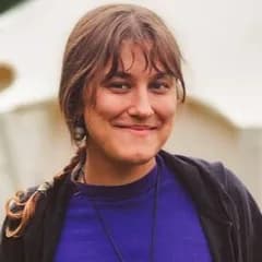 Marisia, მომღერალი. საღამოებს კოცონთან სიმღერებს მატებს.